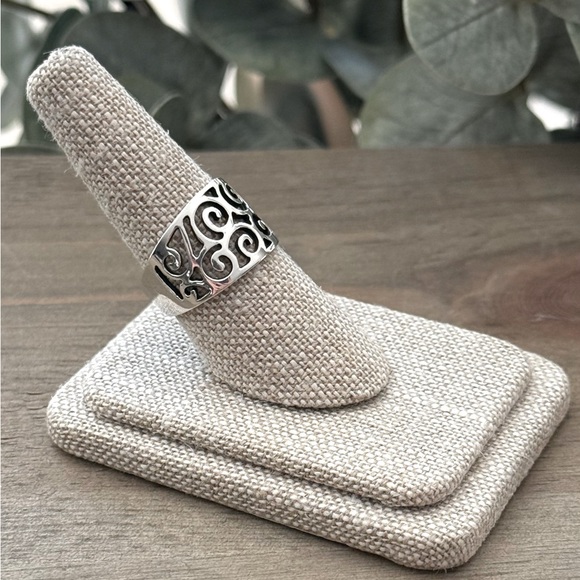 925 Sterling Silver Swirl Band Ring!  Available in Sizes 6, 7, 8, 9, 10! NEW! - Picture 2 of 3